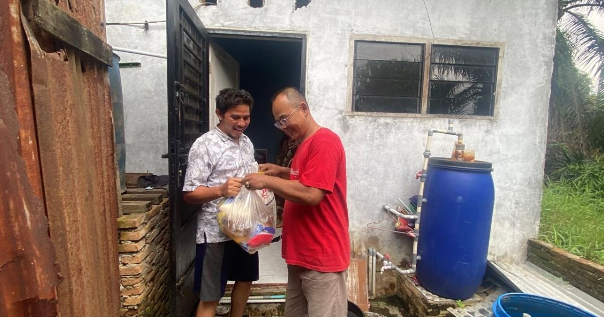 Manajemen Pembangunan Sedu Coffee Desa Sei Rotan Dusun II Berbagi Paket Sembako Kepada Warga