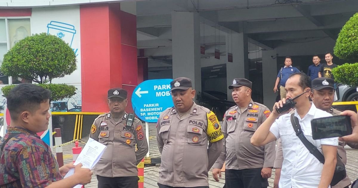 Massa Aksi Desak Pencabutan Menara Mitratel di Depan Gedung Graha Merah Putih Medan