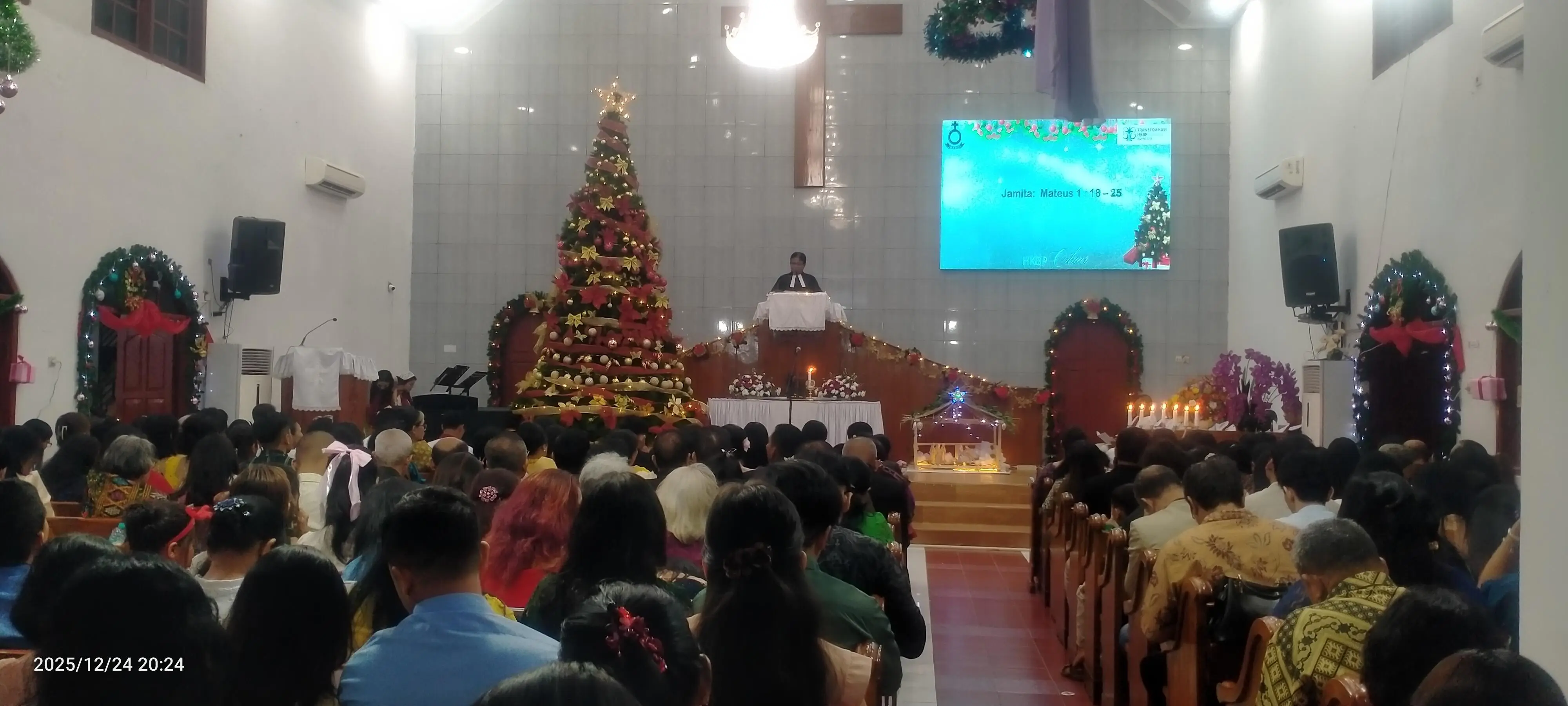 Ibadah Malam Natal HKBP Ciluar Berlangsung Hikmat, Jemaat Padati Gereja