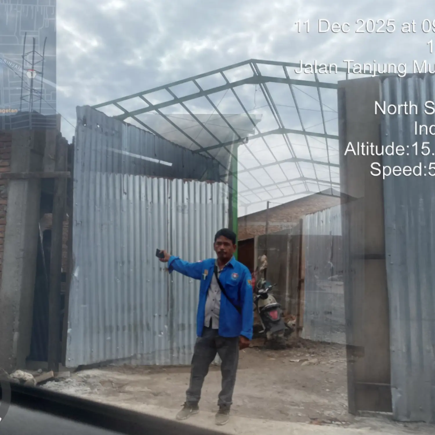 Sudah berulang kali di tegur kelurahan, katanya penanggung jawabnya 