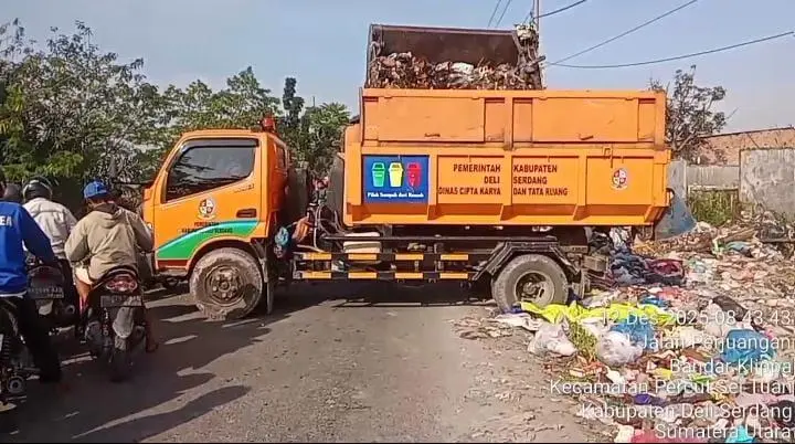 Warga kesal, Truk pengangkut sampah tutupi lebih setengah jalan, Tempat penampungan Sampah di Jl Rahayu Percut seituan diduga tidak resmi