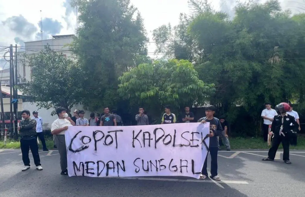 Lembaga Pemberdayaan Masyarakat bersama Mahasiswa unjuk rasa di depan Polrestabes Medan, tuntut copot Kapolsek Sunggal
